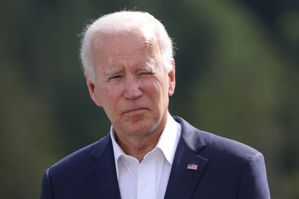 U.S. President Joe Biden listens to other G7 leaders speaking at the „Global Infrastructure“ side event during the G7 summit at Schloss Elmau on June 26, 2022 near Garmisch-Partenkirchen, Germany. 