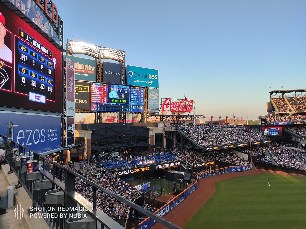 redmagic-7-citifield-crowd