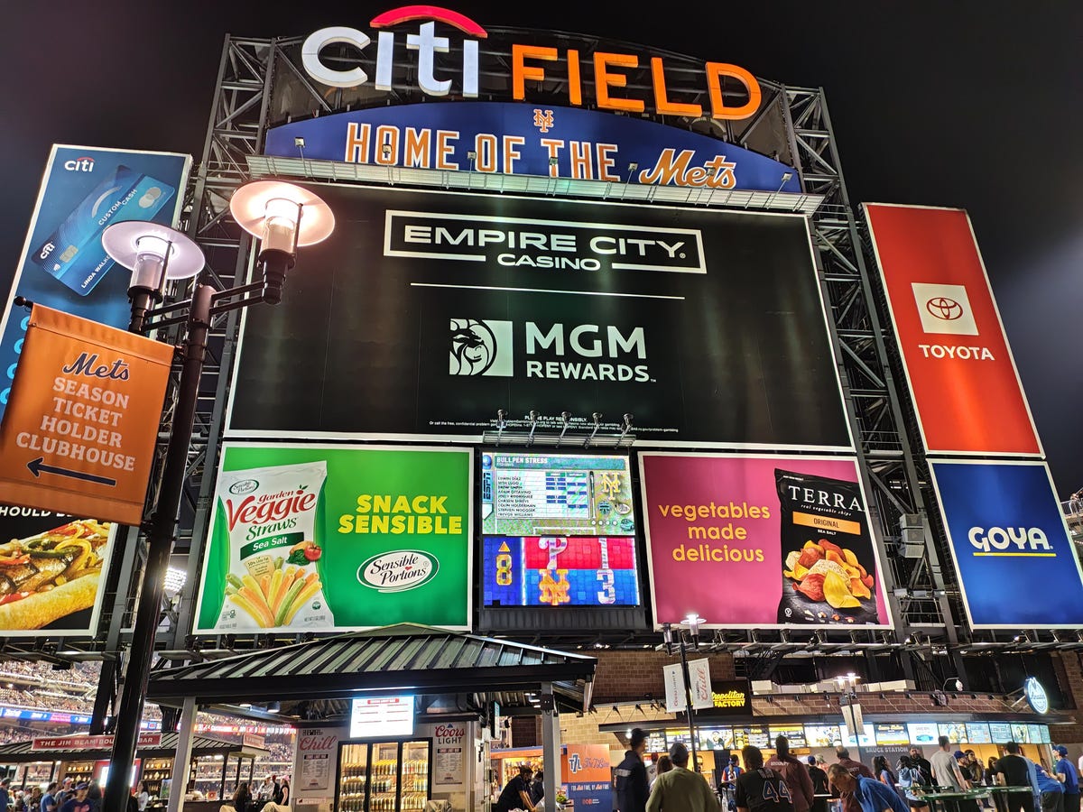 redmagic-7-citifield-night-mode