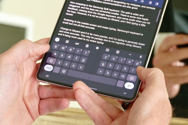 Google Gboard split screen keyboard mode on the Galaxy Z Fold 3.