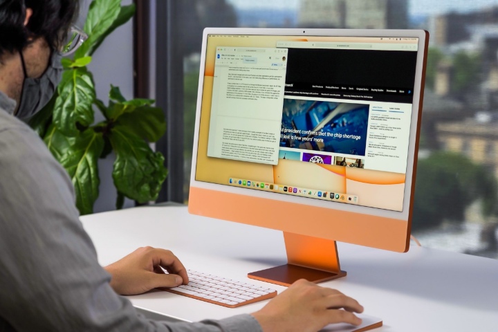 Man using a 24-inch M1 iMac.